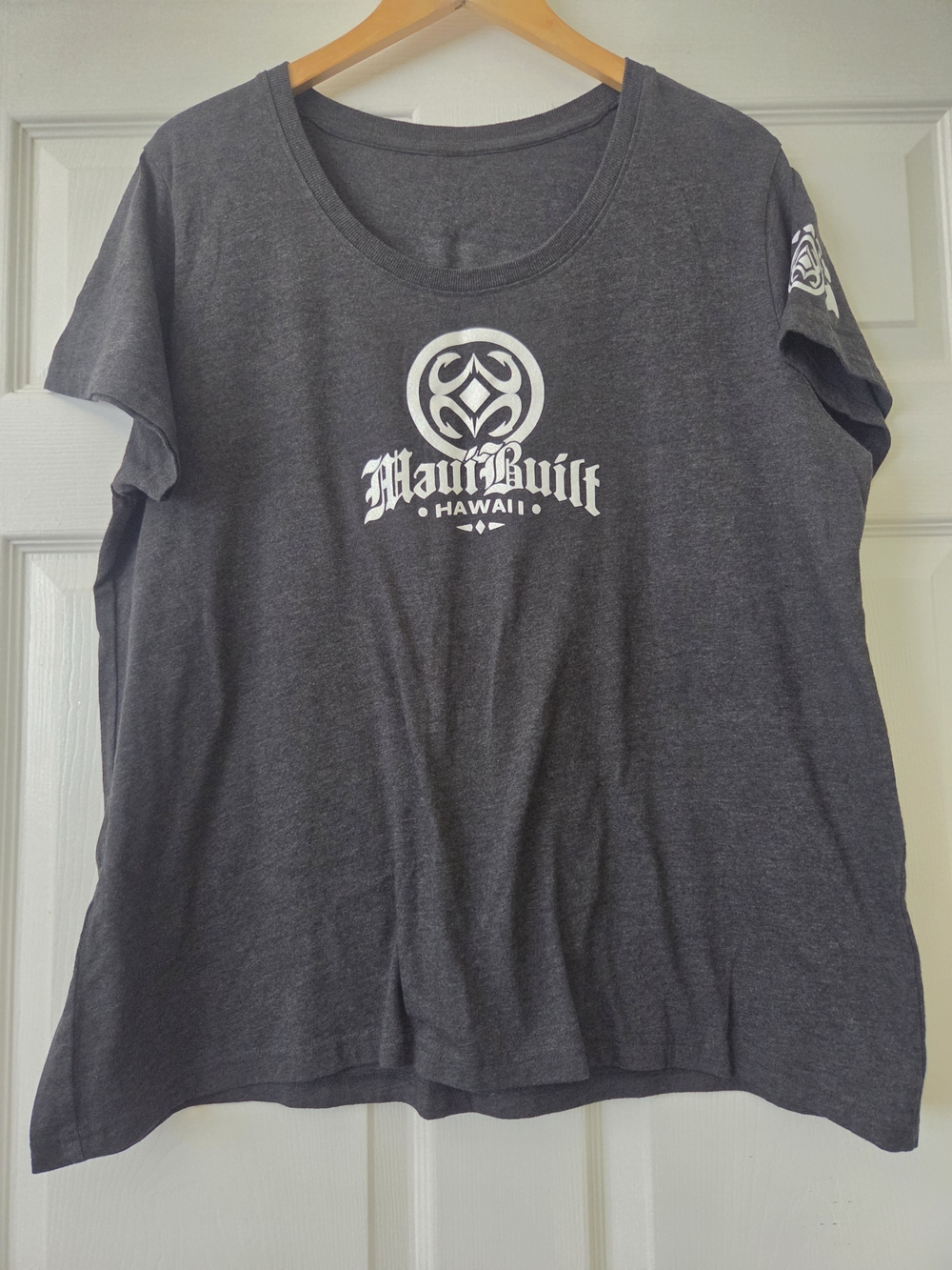 Maui Built Hawaii Logo Tee in Dark Gray Women's XL